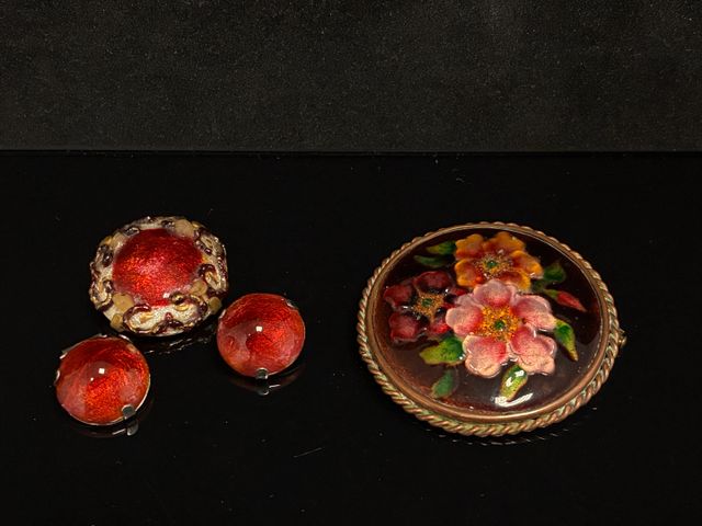 Lot de deux broches et paire de boucles d’oreille émaillé Limoges