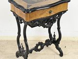 une petite table sur laquelle est posé un livre