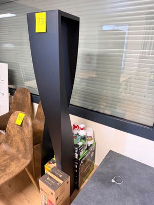 une chaise et une table dans une pièce dotée d'une grande fenêtre
