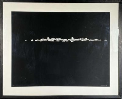 une photo en noir et blanc représentant la silhouette d'une ville, dans un cadre noir
