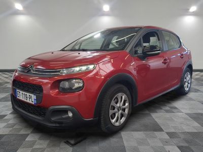 la citrole rouge est garée dans le garage sur un sol en damier