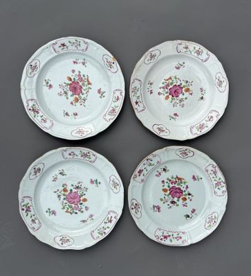 quatre assiettes à motifs floraux posées sur une table