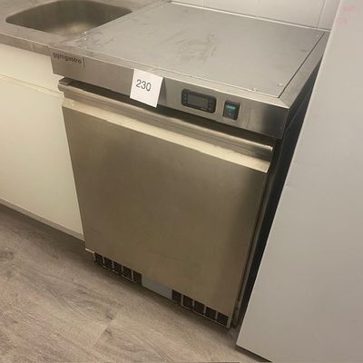 une photo d'une cuisine avec un lave-vaisselle et un lave-vaisselle