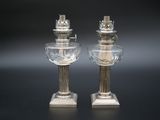 une paire de bougeoirs en argent et cristal sur fond noir