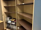un placard rempli de cartons, avec des cartons empilés sur les étagères
