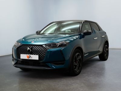une voiture bleue garée dans une pièce aux murs blancs