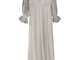 une robe blanche sur un cintre, sur fond blanc
