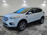 Une Ford Escape blanche est garée sur un sol à damier