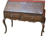 un petit bureau en bois avec un plateau rouge et des tiroirs