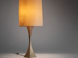 une lampe posée sur une table