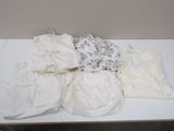 une pile de couches lavables posée sur une table blanche