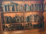 tout un tas de chaussures posées sur une étagère