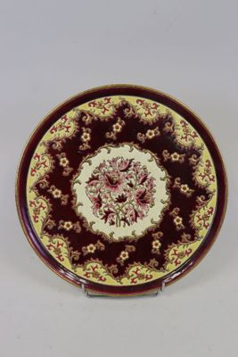 l'image d'une assiette ornée d'un motif floral