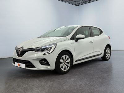 une voiture blanche dans une pièce blanche au sol noir