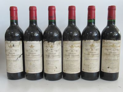 six bouteilles de vin rouge alignées