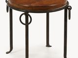 une table ronde en bois avec des pieds en métal et un plateau en bois