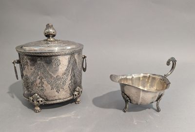 paire de sucrier et de crémier anciens en métal argenté, munis d'anses