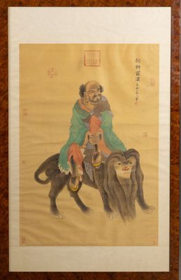 Luohan assis sur un lion, signature Dongcun Daoren en haut à droite, a - Photo 1