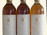 trois bouteilles de vin posées l'une à côté de l'autre sur une table