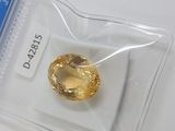 un gros plan d'un diamant jaune dans un sachet en plastique transparent