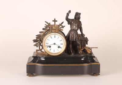 une statue de femme tenant une horloge sur une table