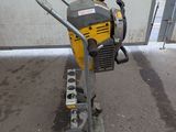 a small machine that is sitting on the ground