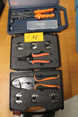 un grand nombre d'outils posés sur une table