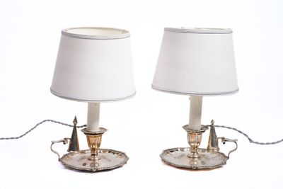 deux lampes posées sur un plateau en argent