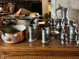une table sur laquelle sont posés de nombreux objets anciens