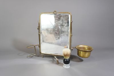 un miroir et une brosse posés sur une table