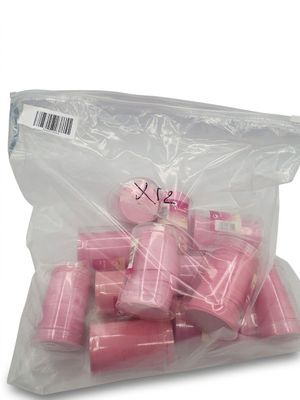 un sac de bougies roses posé sur une table blanche