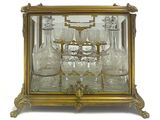 une vitrine contenant tout un tas de verres à vin