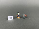 deux figurines représentant un homme et un chien portant une médaille d'identification