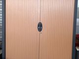 un meuble en bois dans le coin d'une pièce