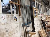 Plusieurs morceaux de bois sont empilés contre un mur dans un bâtiment