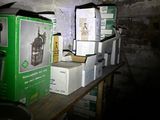 de nombreuses boîtes posées sur une table dans une pièce sombre