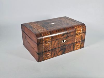Ecritoire de marine en placage de loupe marqueté de motifs g…