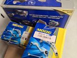 trois boîtes de pièces de moteur posées sur une table