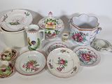 de nombreux types de plats et de tasses sur la table