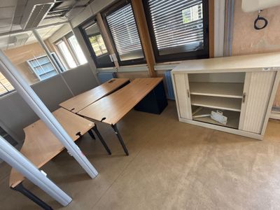 une pièce avec un bureau et une chaise