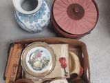 beaucoup d'objets posés sur le sol