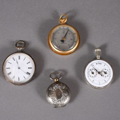 quatre types différents de montres de poche sur un fond gris