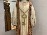un mannequin dans une pièce avec un miroir et des vêtements exposés