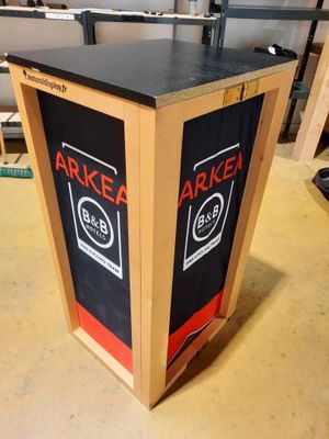 une boîte sur laquelle est posée une étiquette, posée sur une table