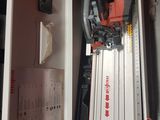 une boîte contenant des outils, posée sur une table
