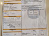 un ticket de caisse posé sur une table, à côté d'une tasse de café
