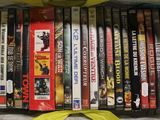 plusieurs DVD dans un sac orné d'un ruban jaune