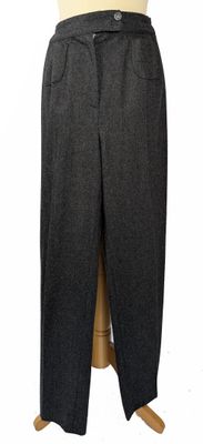 Le mannequin porte un pantalon noir et une chemise blanche.