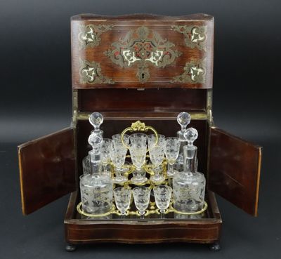 une vieille boîte en bois contenant un service de verres