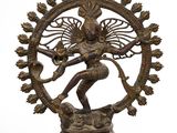 une statue en bronze représentant une femme dansant en cercle